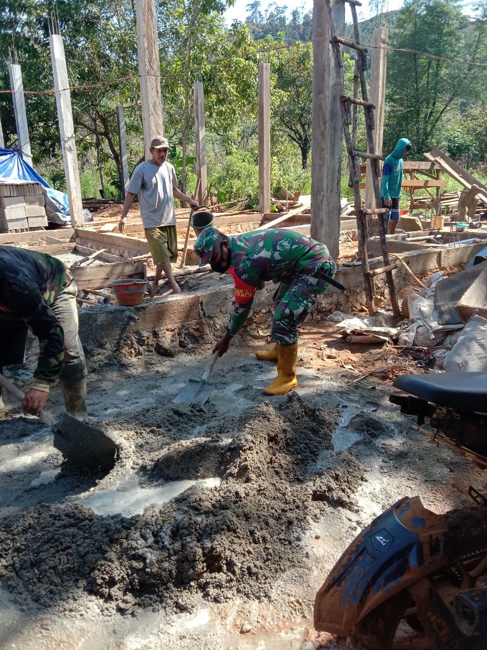 Kebersamaan Babinsa dan Warga Ringankan Pekerjaan