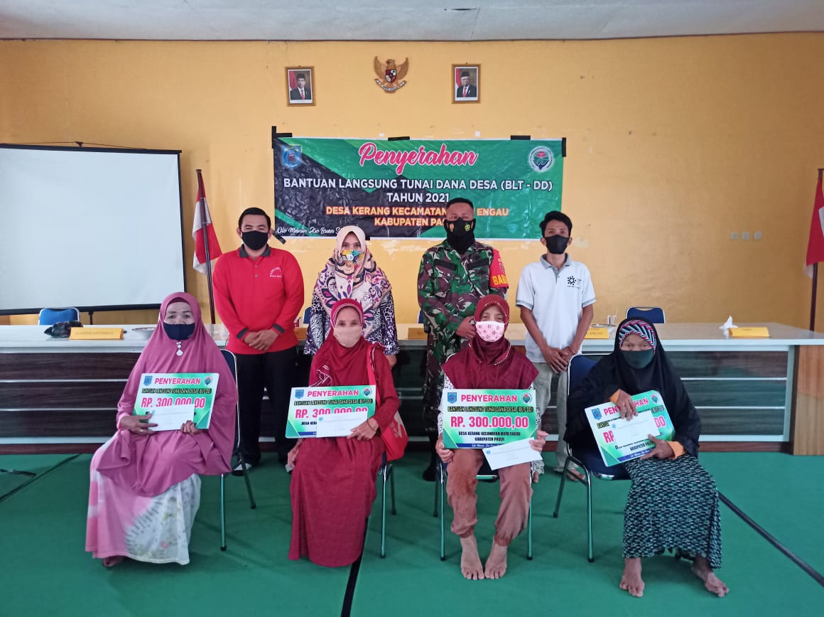 Demi Kelancaran, Babinsa Kerang Dayo Dampingi Pembagian BLT Dan Himbau Prokes Covid -19