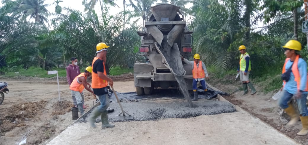 Satgas Kodim 0204/DS Turunkan Truk Molen Ngecor Jalan TMMD Ke-111