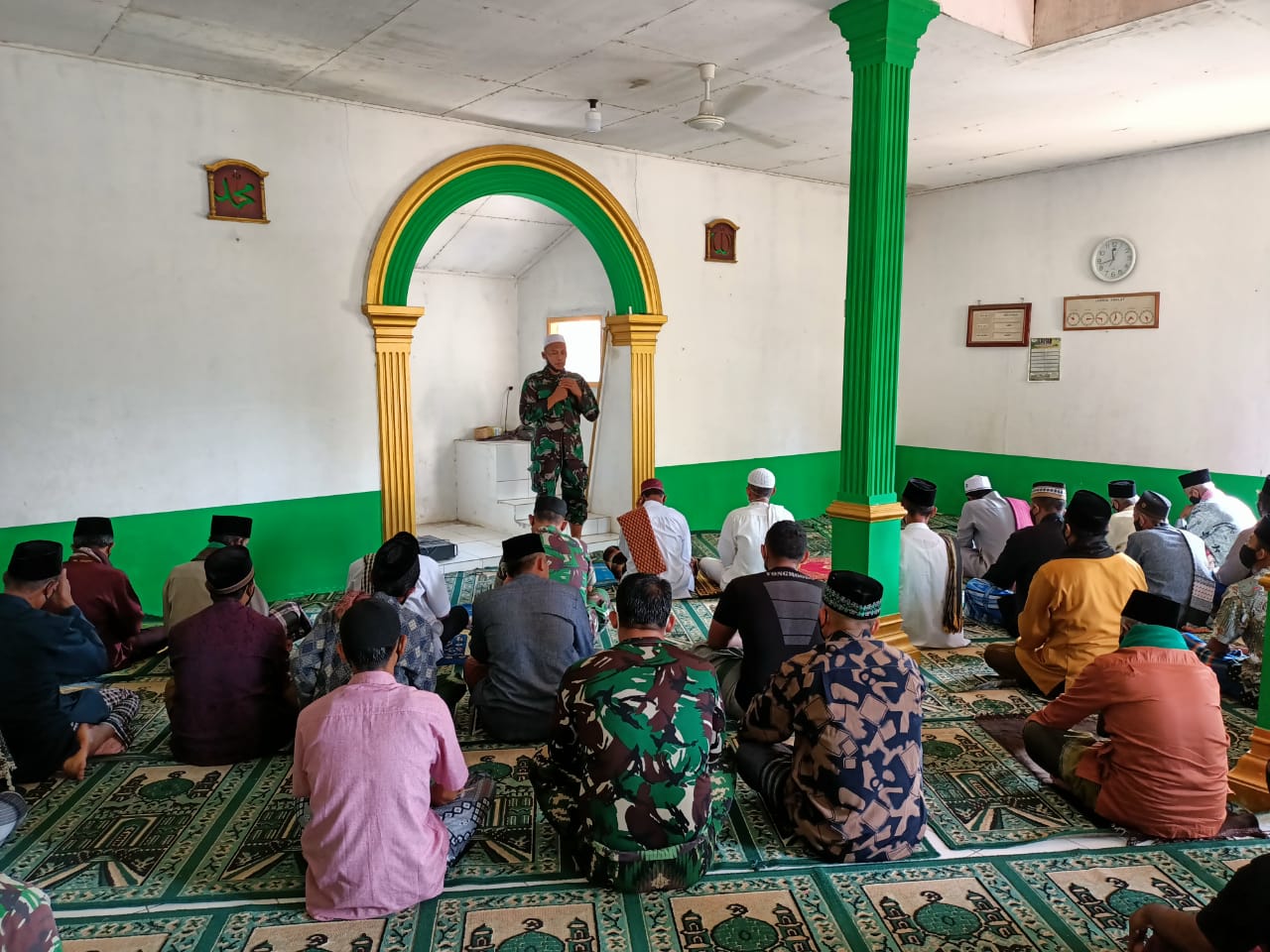 Membina Kerukunan Umat Beragama, Satgas TMMD Ke 111 Kodim 0608/Cianjur Sholat Jum’at Berjamaah Bersama Warga