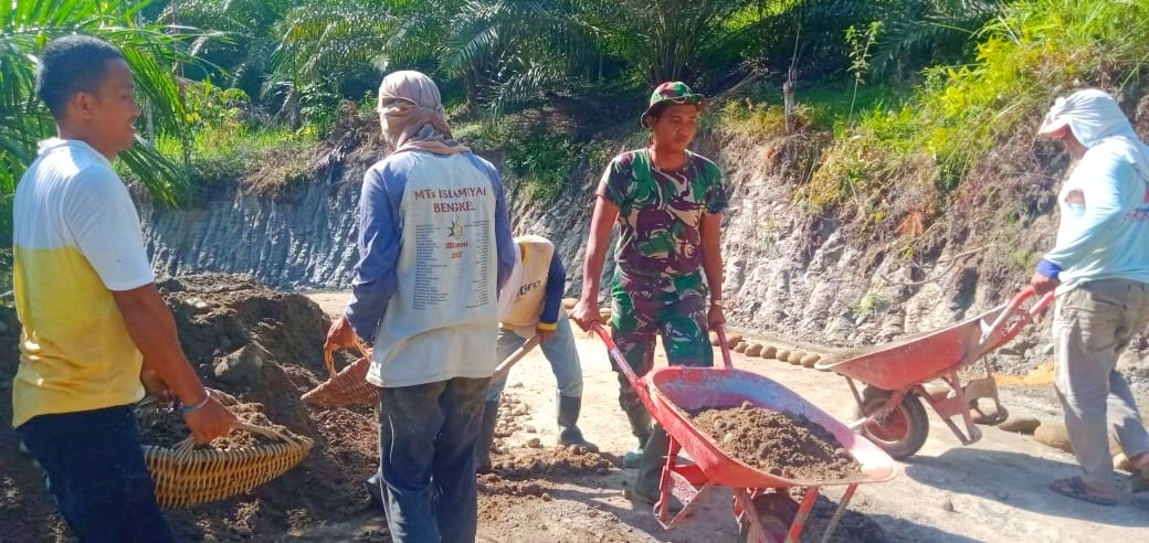 Gunakan Angkong, Warga dan Satgas Kodim 0204/DS Timbun Badan Jalan TMMD untuk Diperkeras