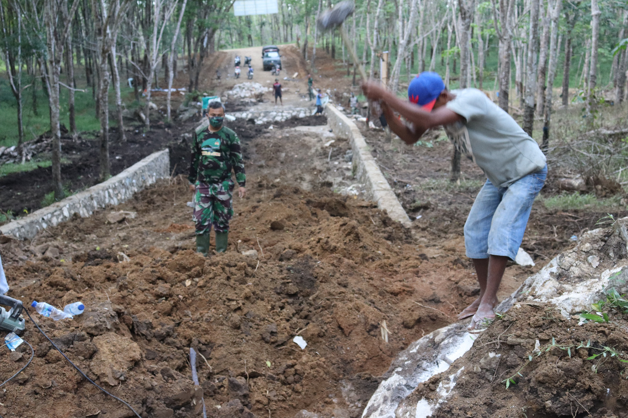 Satgas TMMD Bersama Warga Hancurkan Batu Penghalang Pembuatan Pembatas Jalan