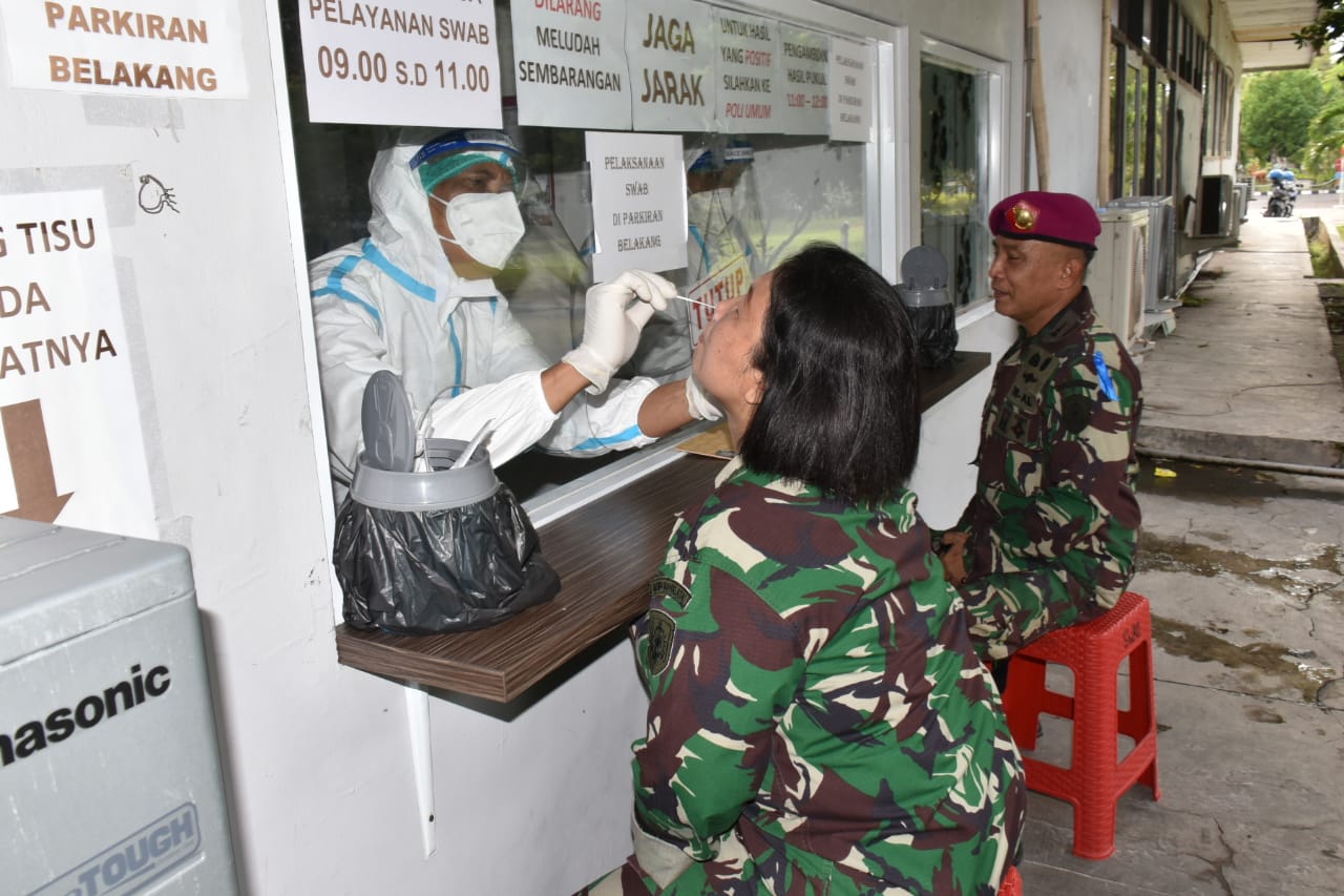 Prajurit dan PNS Kodiklatal Antusias Ikuti Serbuan Swab Antigen Massal