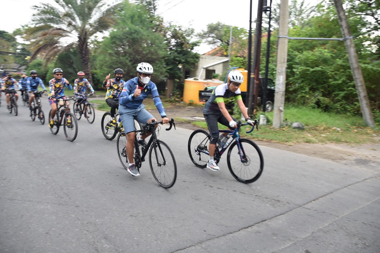 Jalin Sinergitas TNI-POLRI Pangkalan TNI AL Denpasar Laksanakan Funbike dan Bagi Sembako