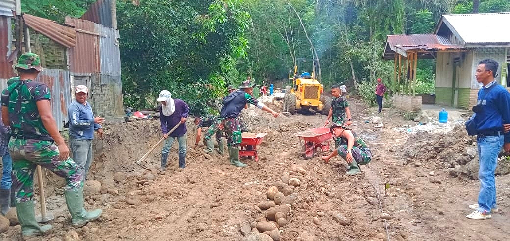 Kejar Dead Line, Satgas Kodim 0204/DS Kerja Keras Dibantu Warga Bentuk Jalan TMMD untuk Dicor Beton