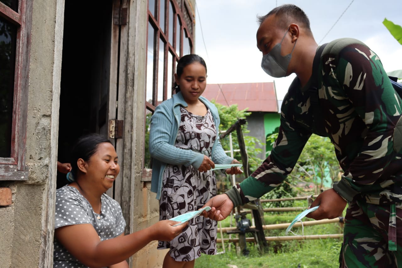 Satgas TMMD Bagikan Masker Door To Door Warga