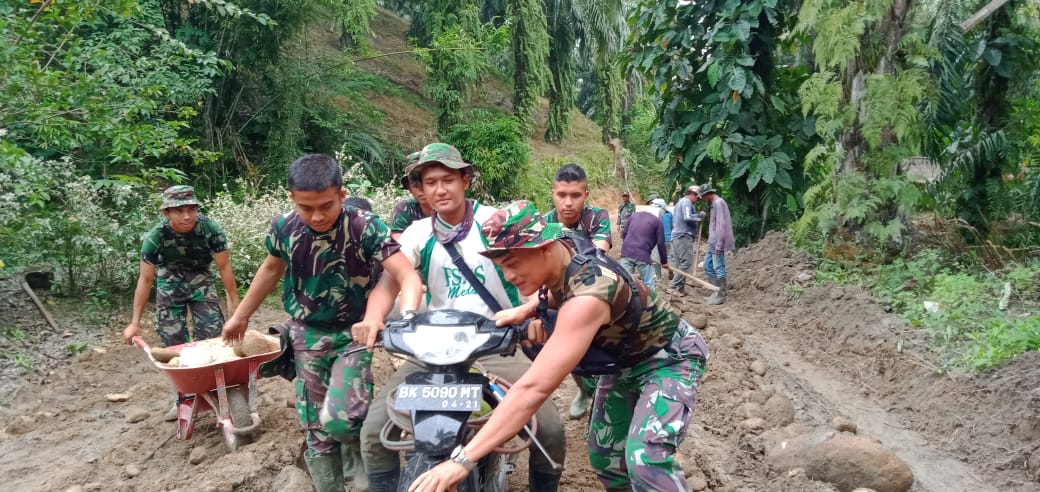 Medan Berlumpur Tak Jadi Penghambat Kinerja Satgas TMMD Kodim 0204/DS