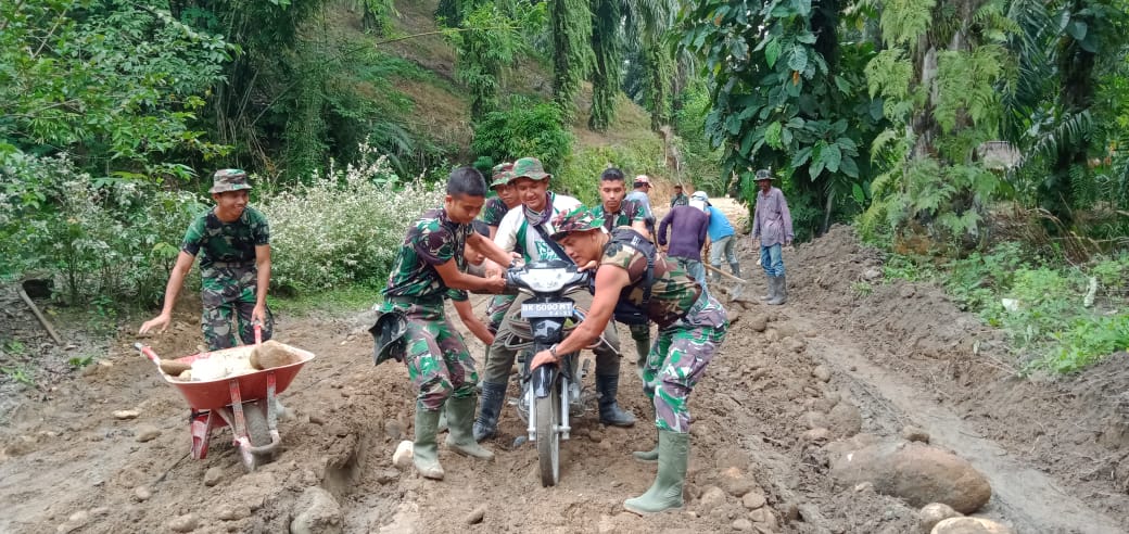 Keceriaan Selalu Menyelingi Tugas Berat Satgas TMMD Kodim 0204/DS