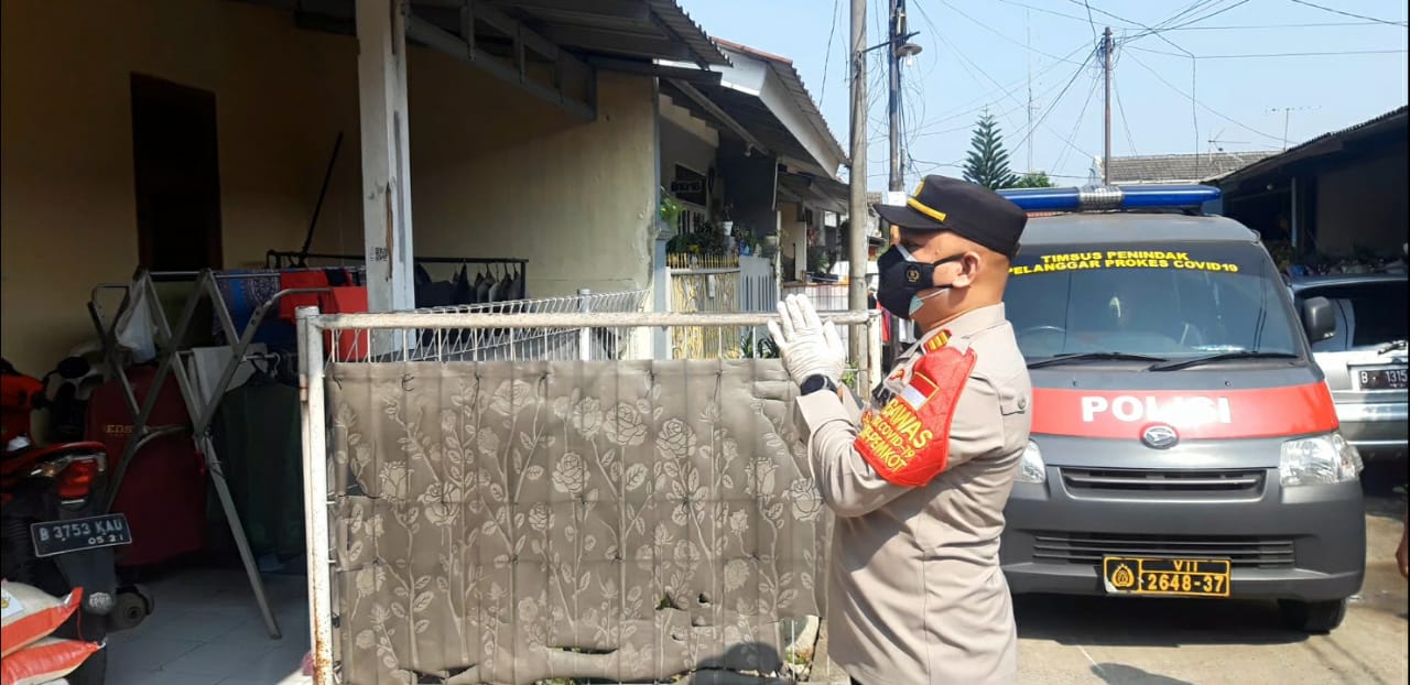 Kapolsek Sawangan Berikan Bantuan Sembako dan Ingatkan Warga Patuhi Prokes