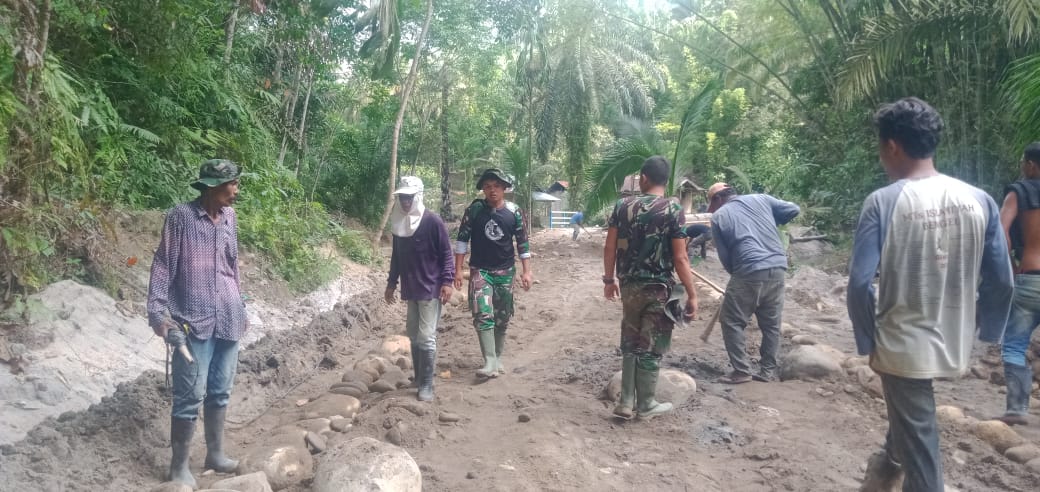 Kerja dengan Hati, Satgas Kodim 0204/DS Susun Batu Koral Secara Manual di Jalan TMMD