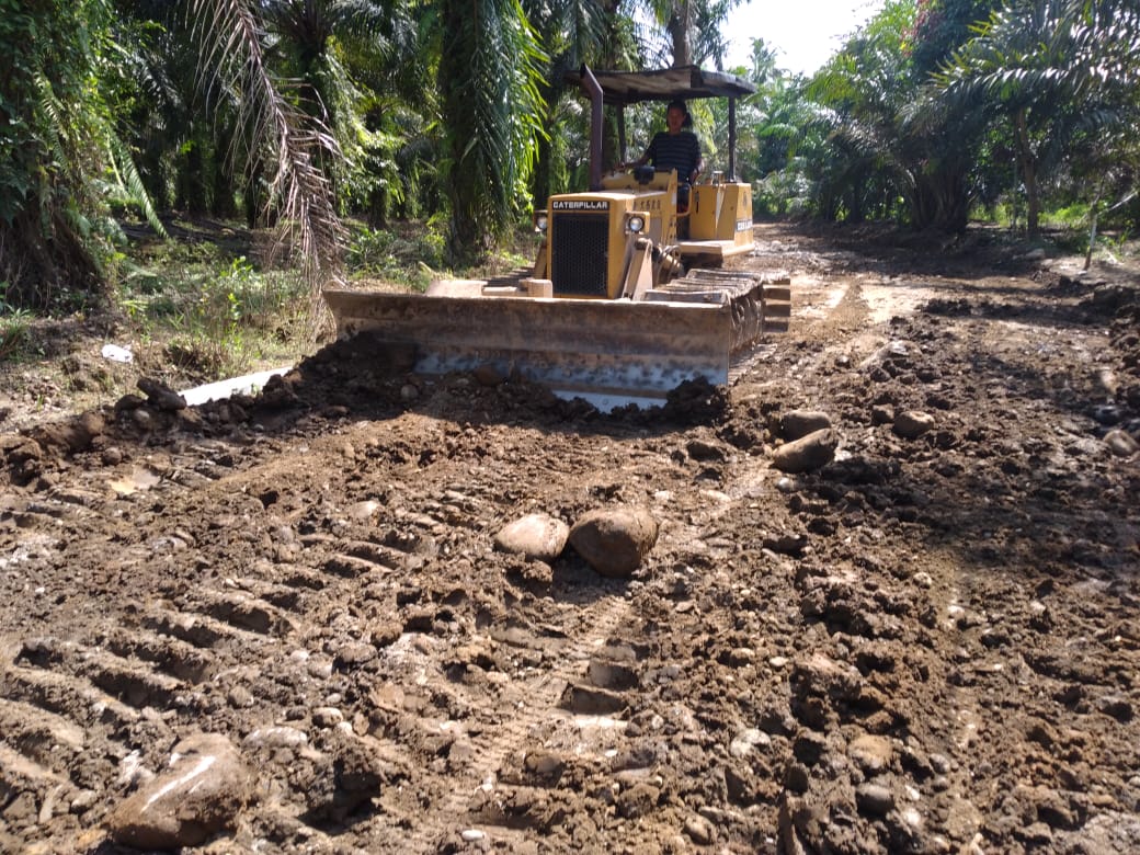 Batu Koral Ikut Mantapkan Perkerasan Jalan TMMD 111 Kodim 0204/DS