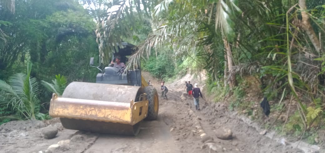 Keraskan Badan Jalan, Tandem Roller Hilir Mudik di Lokasi TMMD Kodim 0204/DS