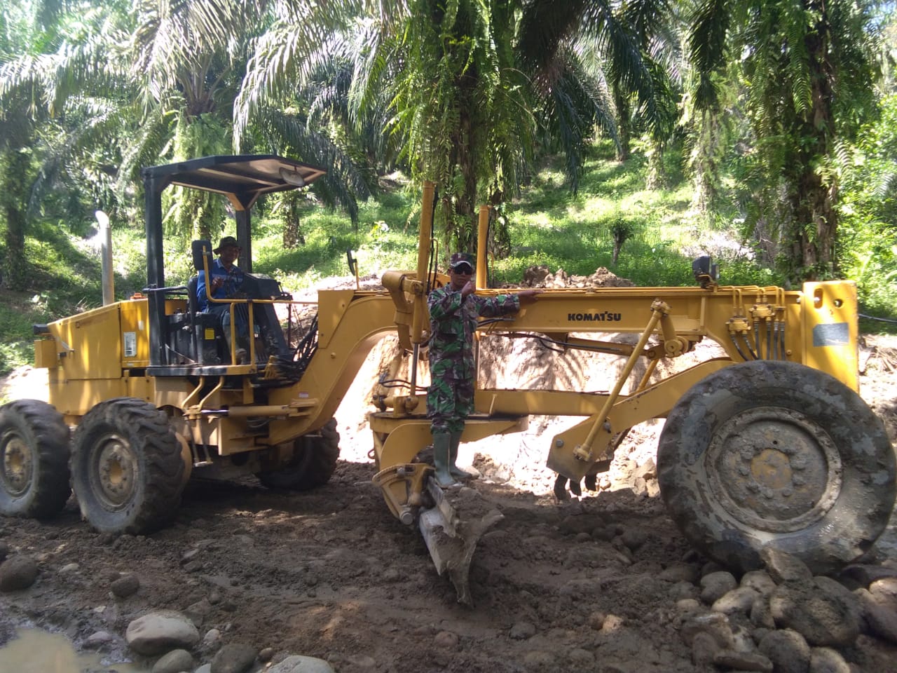 Greder Kembali Berpacu Ratakan Material Pelapis Jalan TMMD Kodim 0204/DS