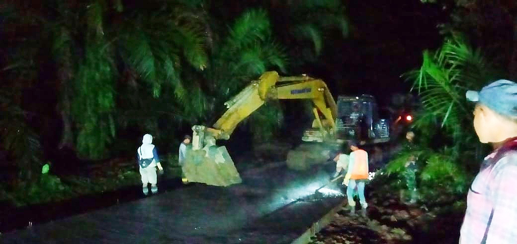 Dibantu Backhoe, Pengecoran Jalan TMMD Kodim 0204/DS Berlangsung Hingga Malam