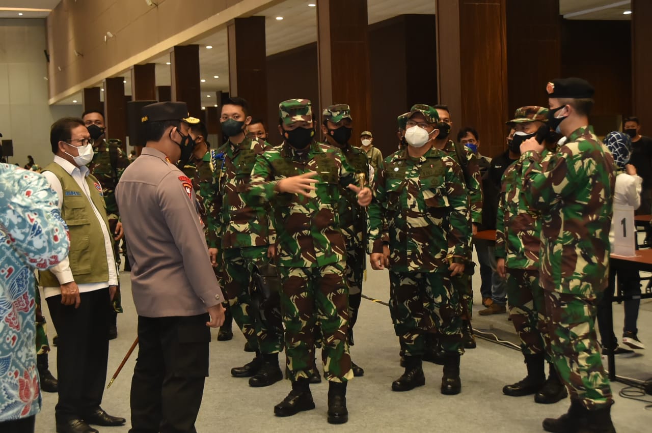 Ratusan Tenaga Kesehatan TNI Kepung Jakarta Bersenjatakan Jarum Suntik