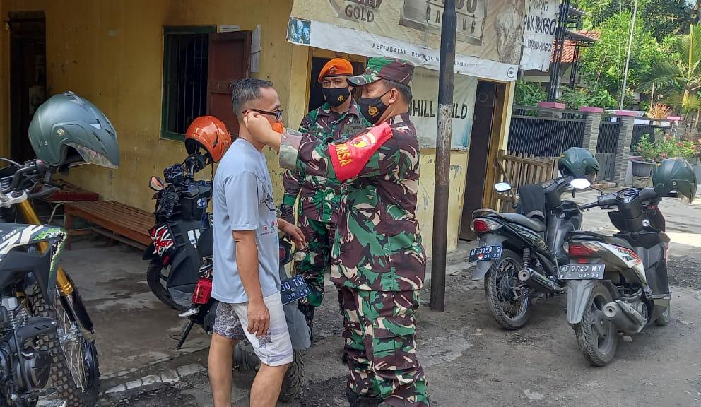 PPKM Diperpanjang, Koramil 0803/11 Geger Bersama Anggota Paskhas Bagikan Masker