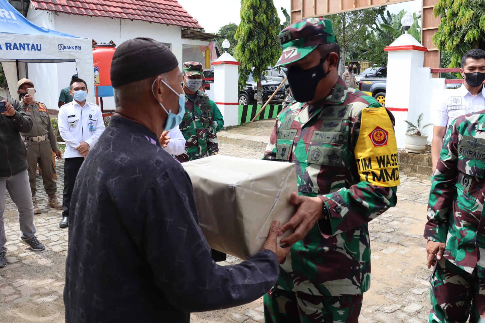 Sebelum Tinjau Lokasi TMMD, Tim Wasev Bagikan Bahan Kontak