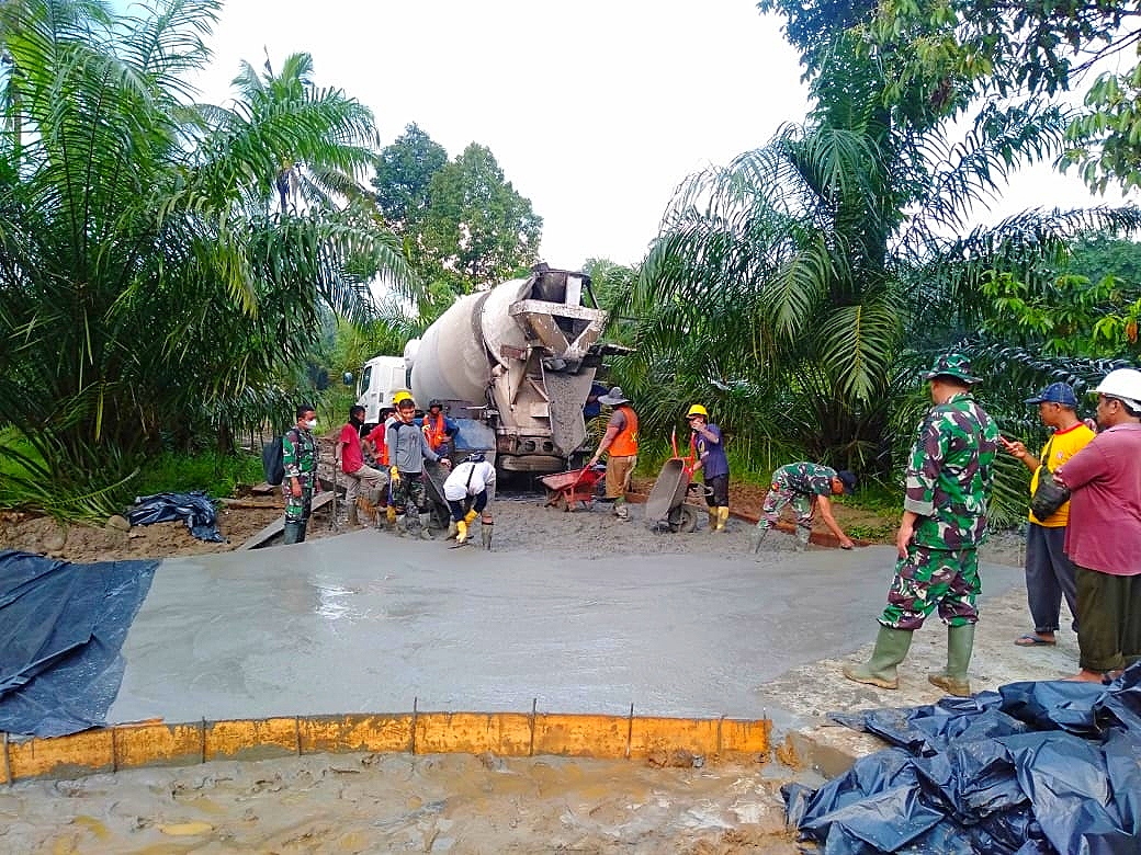 Kejar Tayang, Satgas TMMD Ke-111 Kodim 0204/DS Terus Pacu Pembangunan Jalan Cor Beton