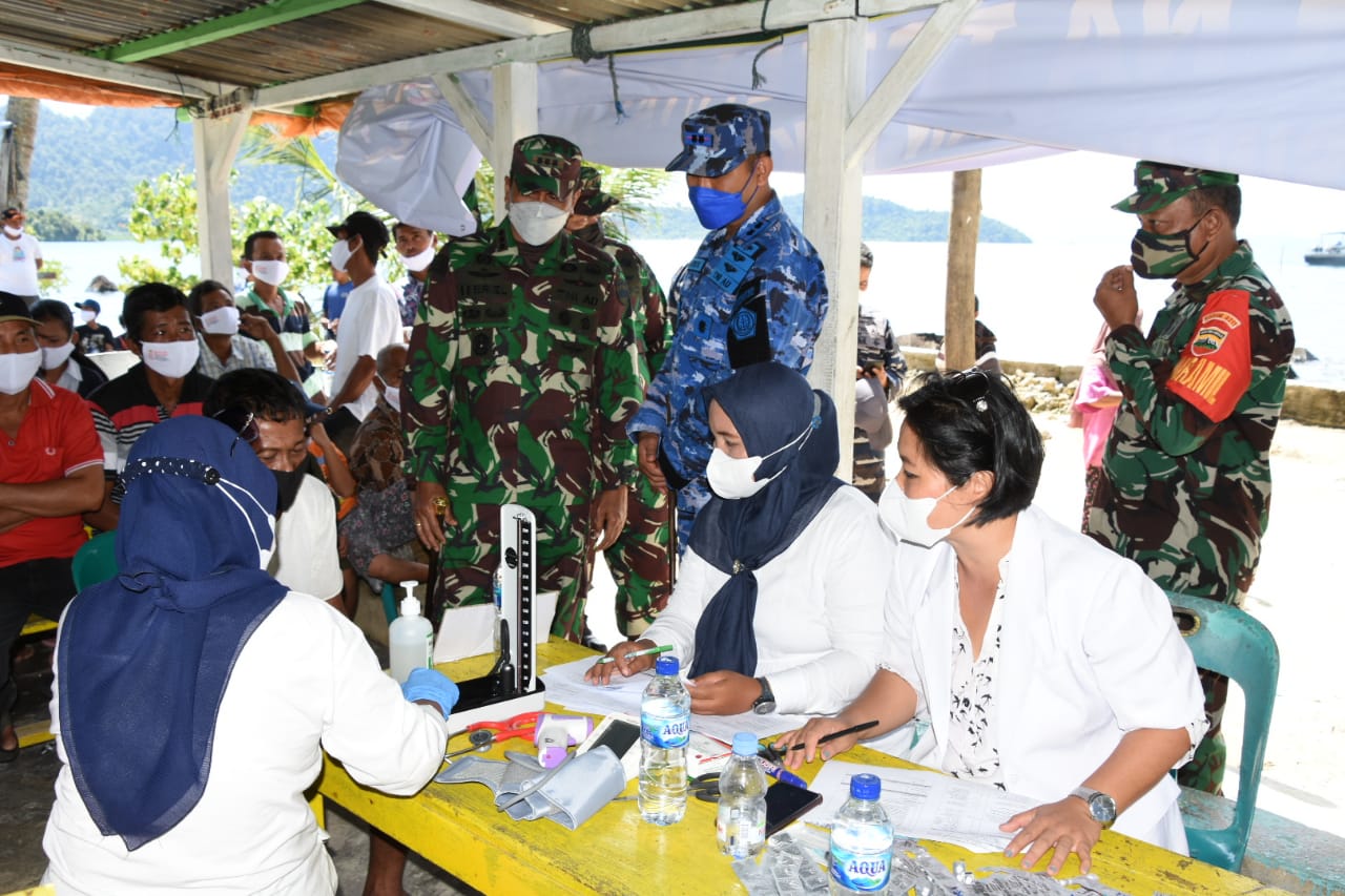 Danrem 023/KS Tinjau Pelaksanaan Serbuan Vaksinasi di Pulau Terpencil Wilayah Kodim 0211/TT