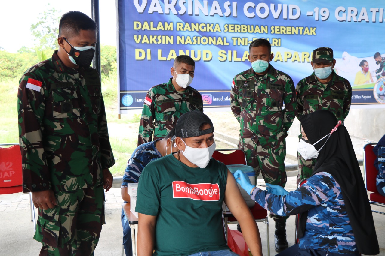 Komandan Lanud Silas Papare, Tinjau Pelaksanaan Serbuan Vaksin