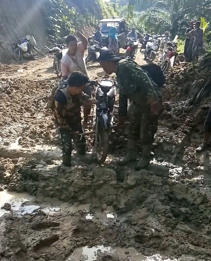 Kendaraan Warga Terjebak Lumpur, Satgas TMMD ke-111 Kodim 0204/DS Turun Tangan