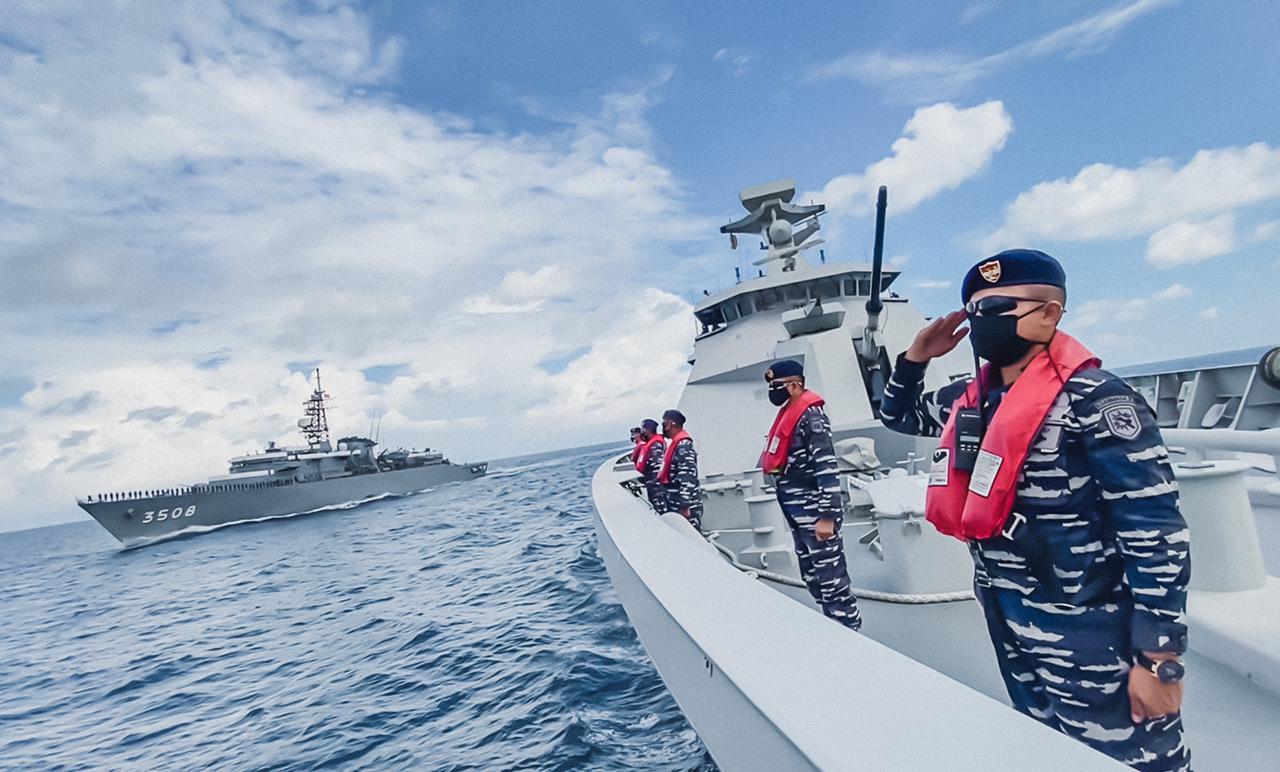 Kapal Perang TNI AL KRI GNR-332 Laksanakan Passex Dengan Kapal Perang Jepang Di Laut Jawa