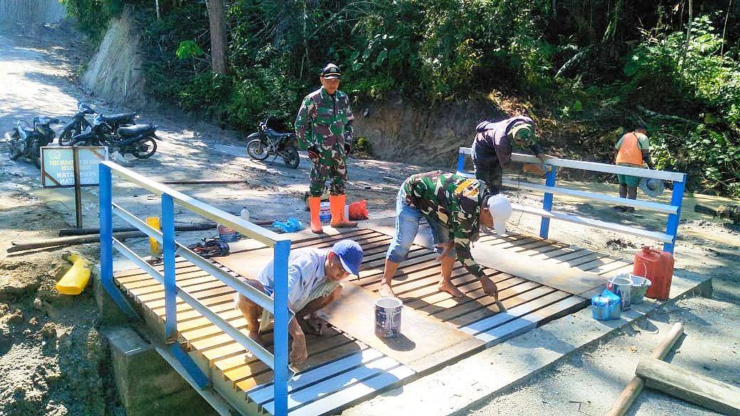 Satu Jembatan Rampung, Satgas TMMD Kodim 0204/DS Lakukan Pengecatan