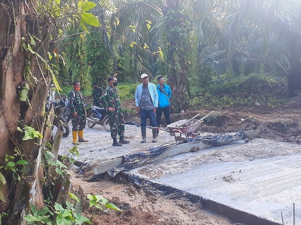 Dandim 0204/DS Koordinasikan Progres Pengecoran Jalan TMMD dengan Teknisi