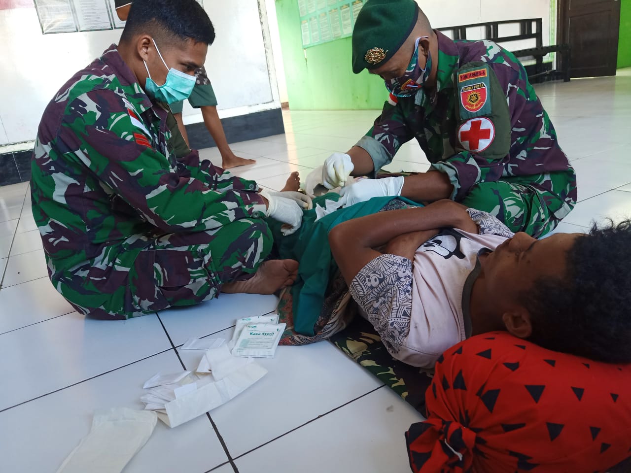 Layanan Khitanan dan Pengobatan Gratis Satgas Yonarmed 6/3 Kostrad di Perbatasan 