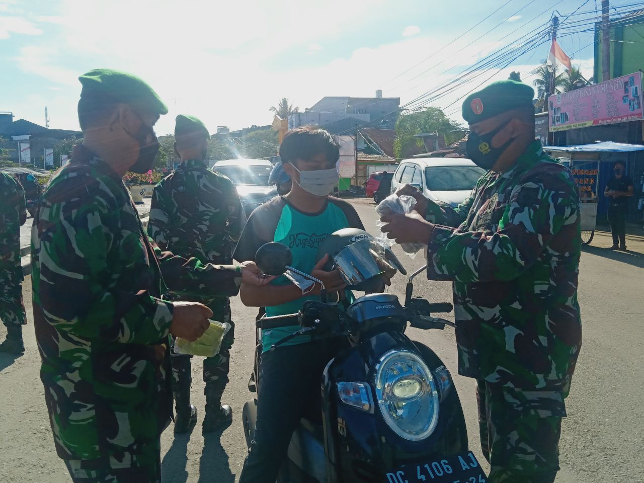 Perwira Korem 142/Tatag Turun Ke Jalan Bagikan Masker