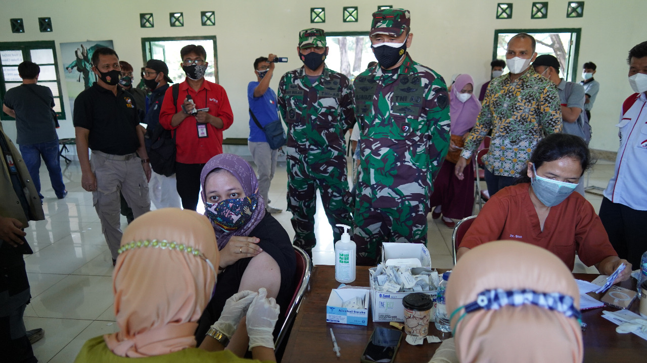 Danrem 061/Sk Tinjau Vaksinasi Massal Libatkan Himpunan Alumni IPB dan Festival Merah Putih