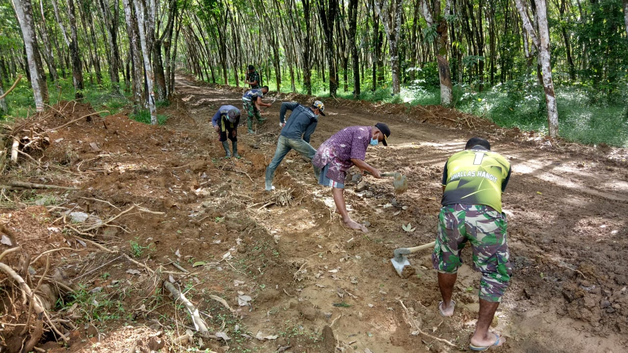 Kekompakan Satgas TMMD dengan Warga