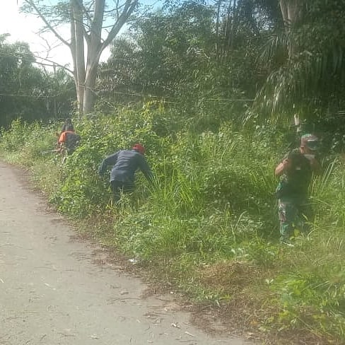 Danramil 1015-17/Seruyan Tengah Ajak Warga Bersihkan Kiri Kanan Jalan