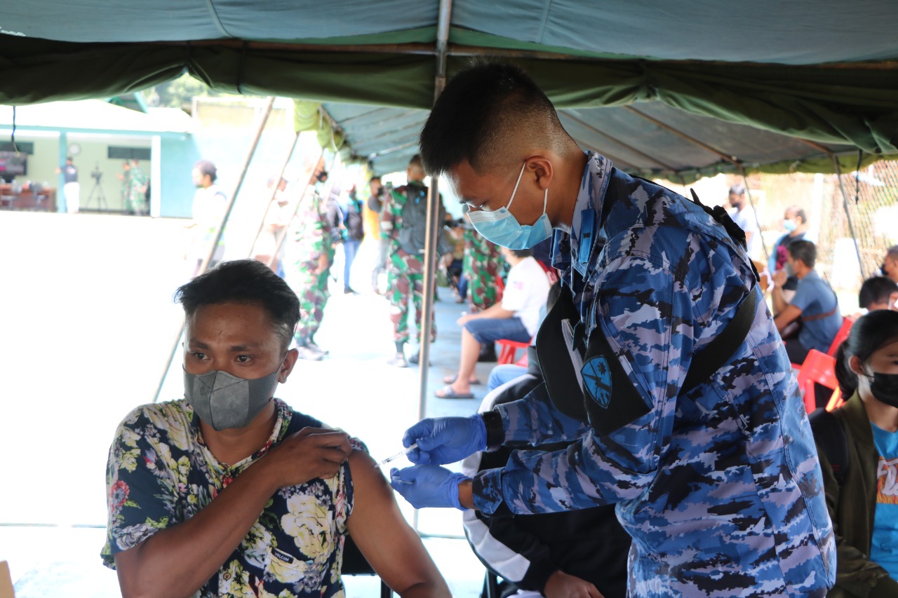 Lanud Silas Papare Terjunkan Tim Medis dalam Serbuan Vaksinasi Covid-19 Terintegrasi