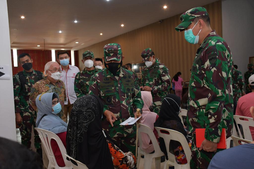 Pangdam I/BB Hibur Masyarakat Saat Proses Vaksinasi di Kantor Walubi