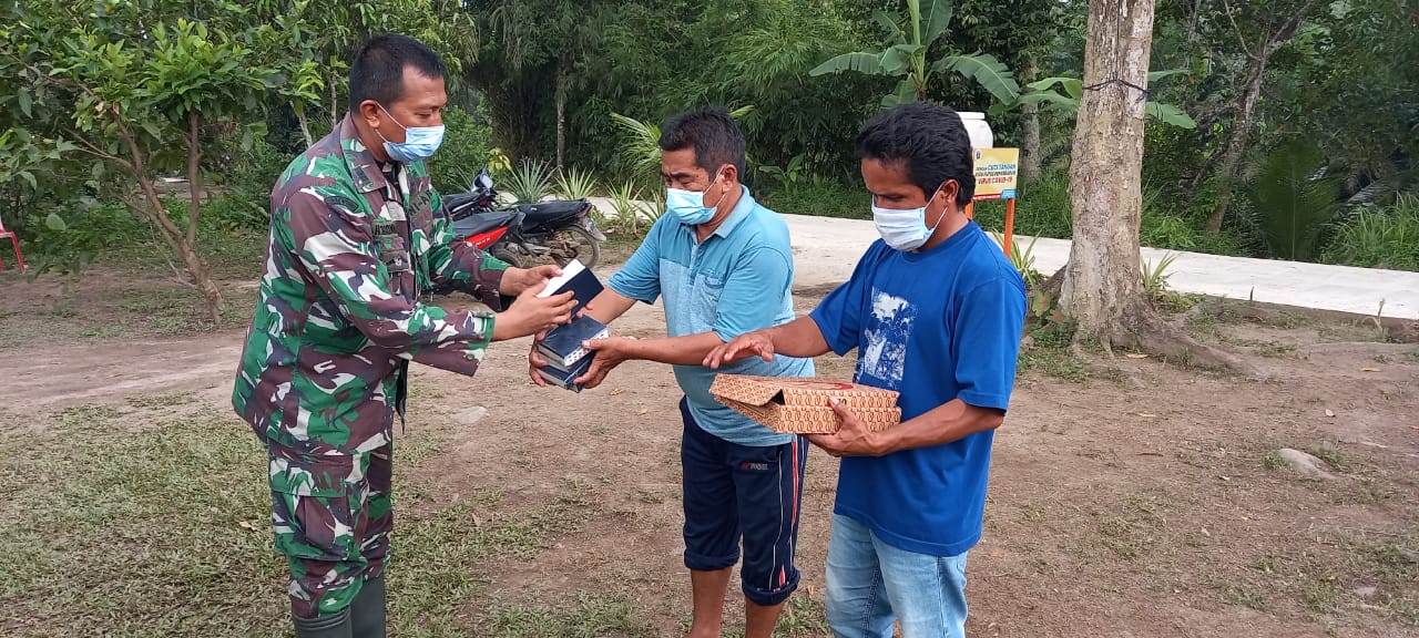 Satgas TMMD Kodim 0204/DS Serahkan Al Kitab dan Jam Dinding ke Jemaat GKPI Dusun VII Desa Mabar