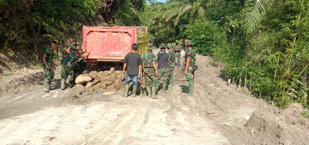 Satgas TMMD Kodim 0204/DS dan Warga Berhasil Keluarkan Truk dari Jebakan Material