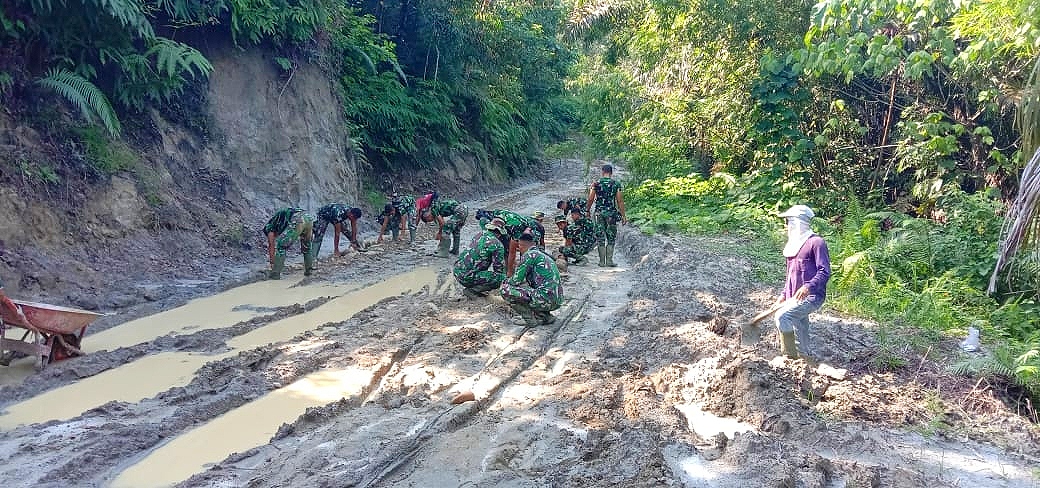 Respon Cepat Satgas Kodim 0204/DS Atasi Kubangan Lumpur di Jalan TMMD