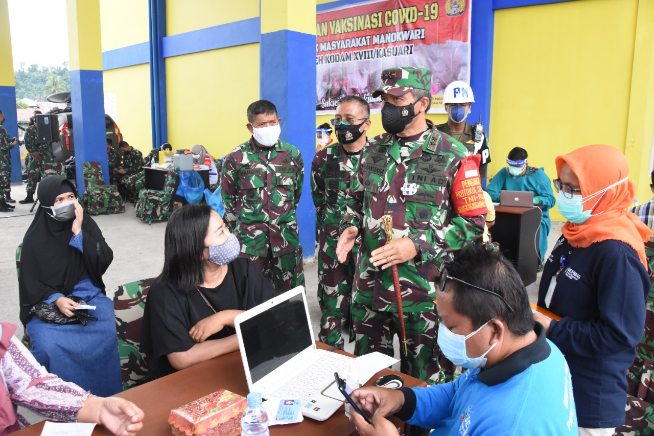 Pangdam XVIII/Kasuari Tinjau Pelaksanaan Serbuan Vaksinasi di Pasar Wosi, Capaiannya Melebihi Target