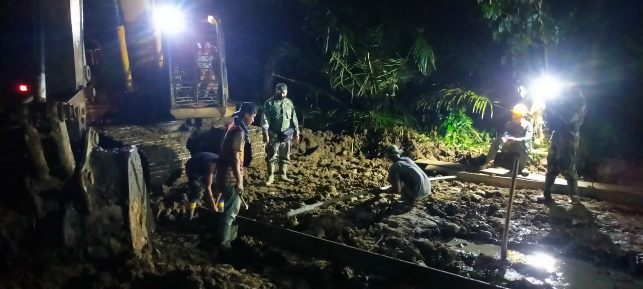 Raung Bulldozer Temani Satgas Kodim 0204/DS Pasang Mal Pengecoran Jalan TMMD Hingga Malam