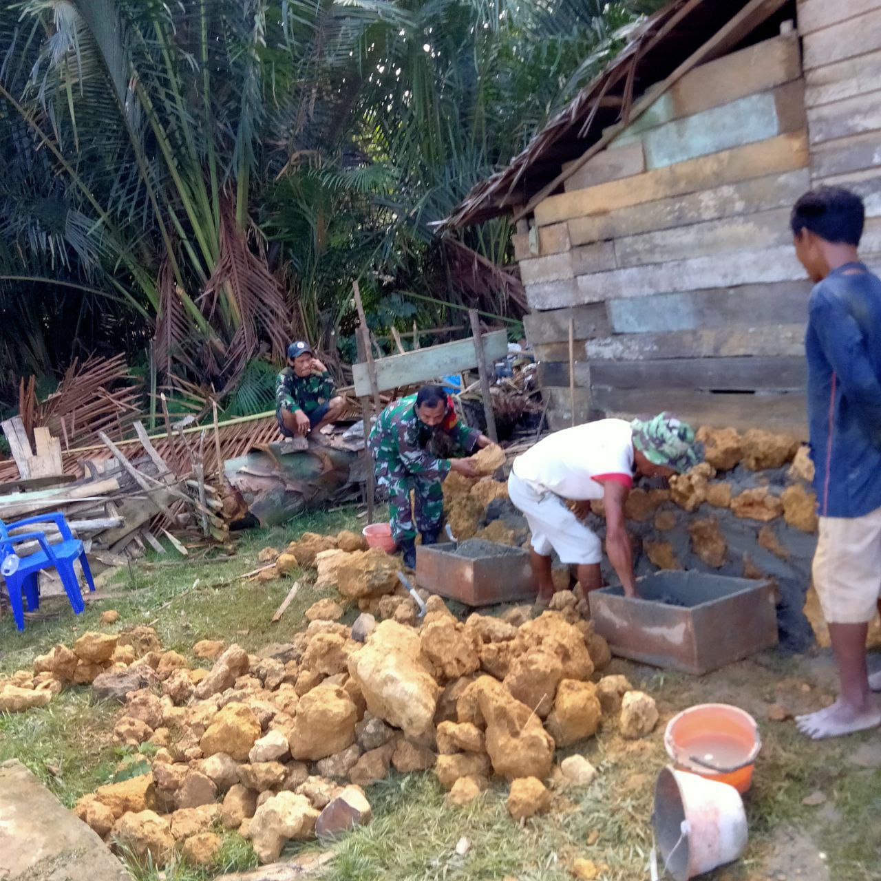 Bangun Keakraban, Babinsa Bantu Pembuatan Pondasi Rumah Milik Warga Binaan