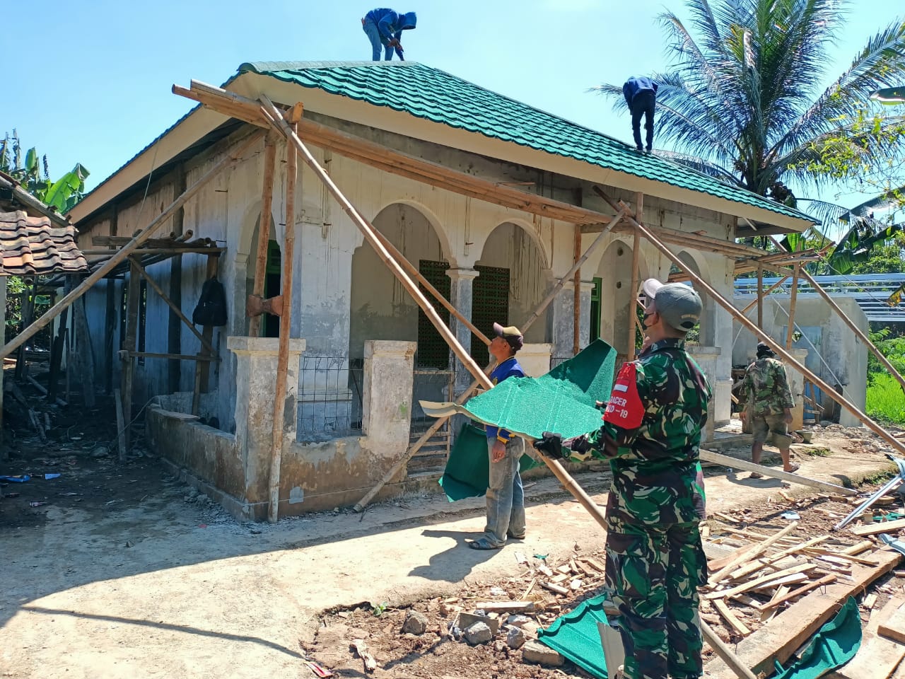 Pemasangan Atap Masjid Baiturohim Capai 80 Persen