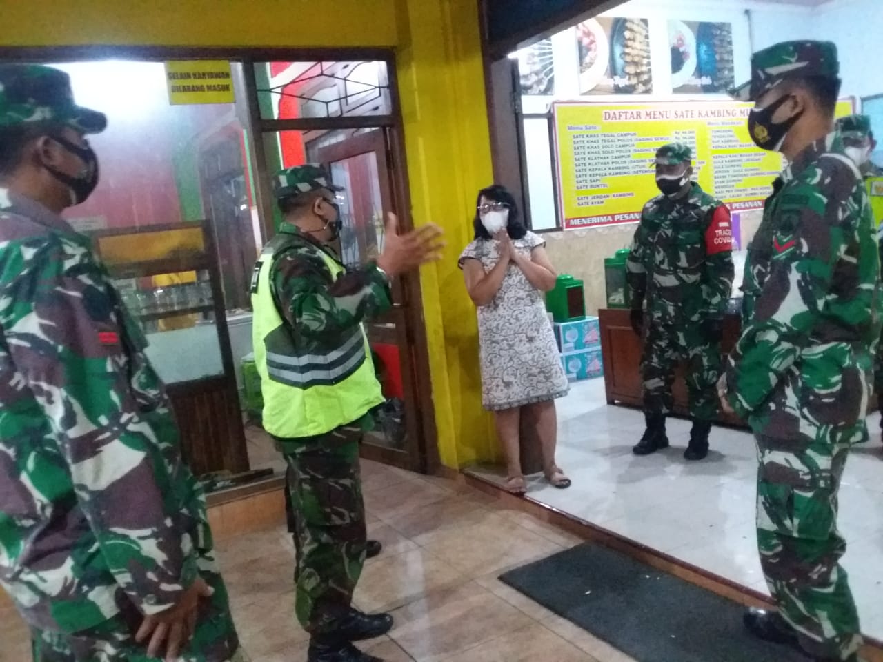 PPKM Darurat Koramil, Bersama Polsek Tuntang Memberikan Penghimbauan ke Warung-Warung Makan