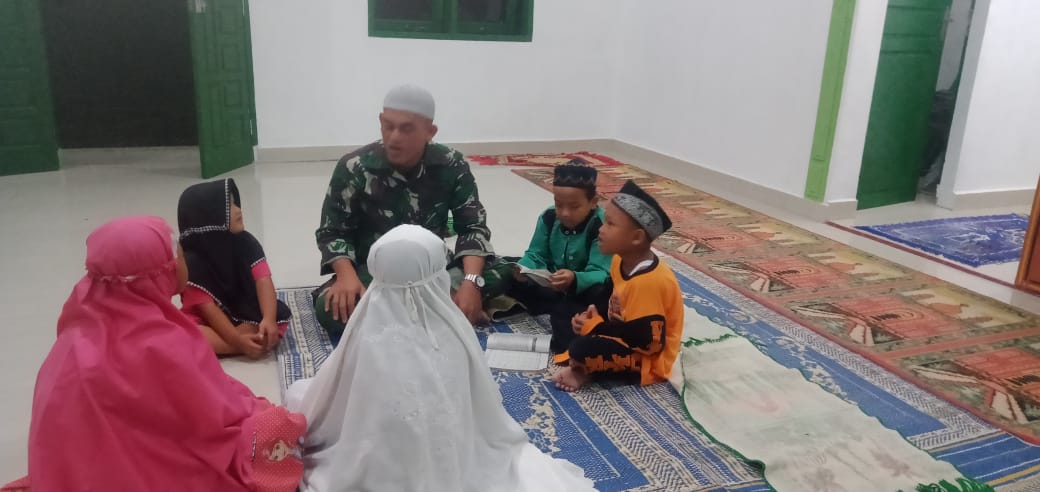 Manfaatkan Kesempatan Mengajar Ngaji, Satgas TMMD Kodim 0204/DS Komsos ke Anak-anak