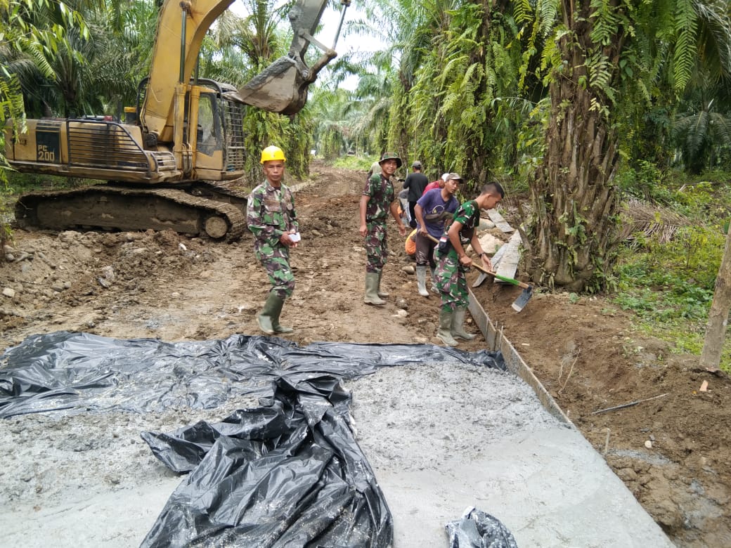 Bijak Hadapi Cuaca, Satgas TMMD Lapisi Bahan Cor dengan Plastik