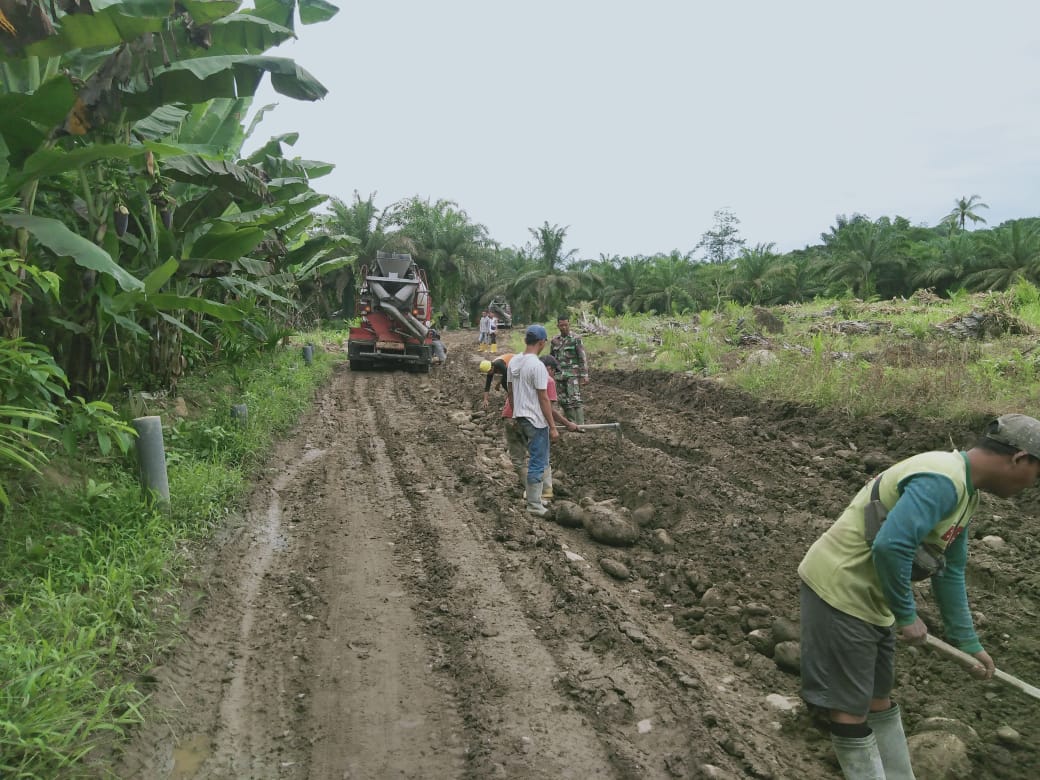 Miliki Harapan Baru, Warga Tak Pernah Lelah Bantu Satgas Selesaikan Jalan