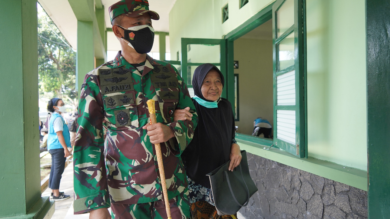 Jenderal Kopasus Gandeng Nenek Tua 91 Tahun Tergopoh Saat Mau Vaksin