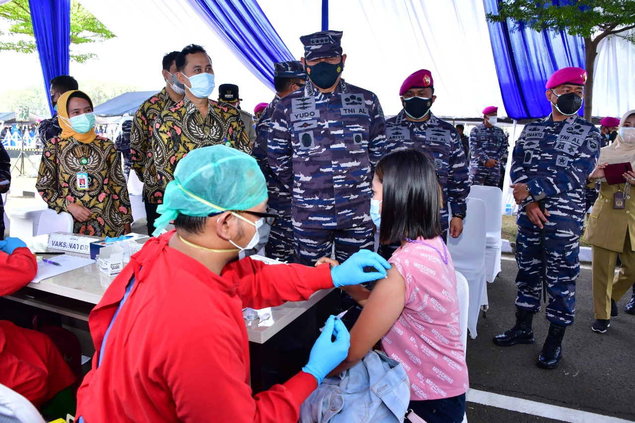 Ribuan Warga Marunda Terima Vaksinasi Dari TNI AL