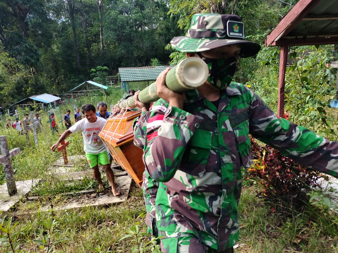 Satgas Pamtas Yonif Mekanis 643/Wns Bantu Proses Pemakaman Warga Perbatasan