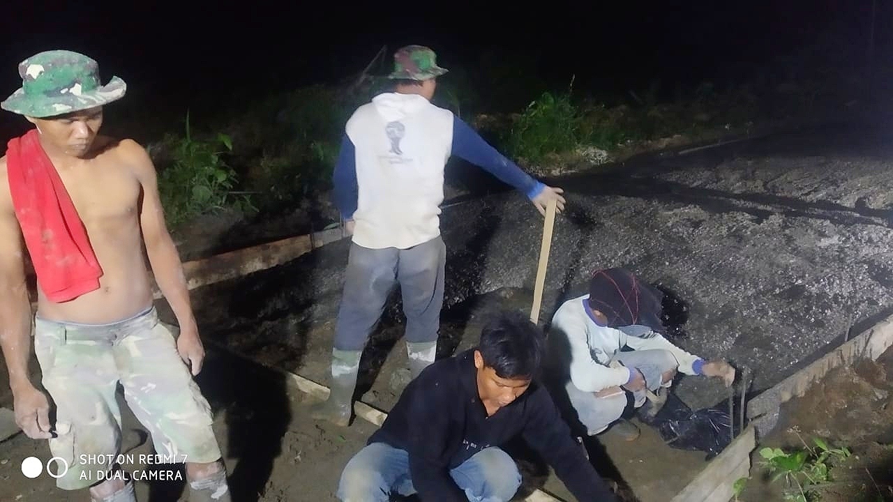 Kejar Tayang Jalan Cor Beton, Satgas TMMD Kodim 0204/DS Abaikan Dinginnya Malam